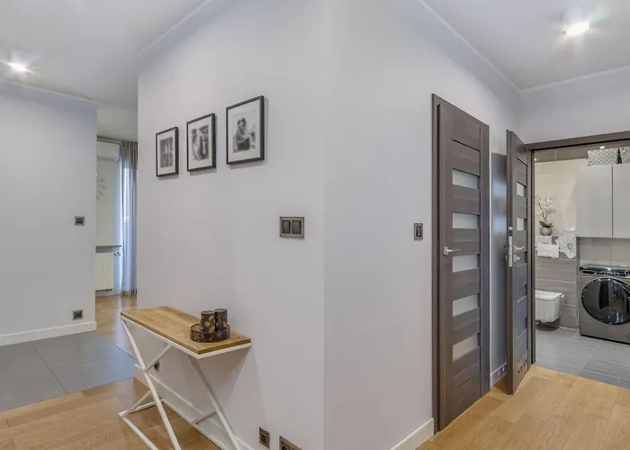 Near Royal Lazienki Park شقة وارسو